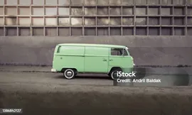 Зеленый Классический Volkswagen Transporter Вид Сбоку — стоковые фотографии и другие картинки фольксваген фургон