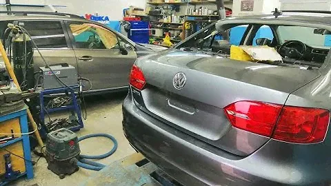 Jetta 2.5SE . Сборка. Установка люка, потолка и других частей салона.