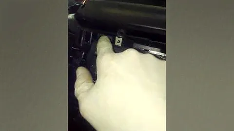 Замена магнитофона на Volkswagen Crafter.