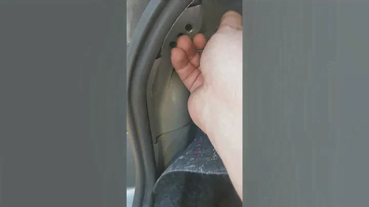 А вы знали как подтянуть пружину багажника в VW Jetta 7?