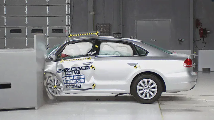 2013 Volkswagen Passat driver-side small overlap IIHS crash test