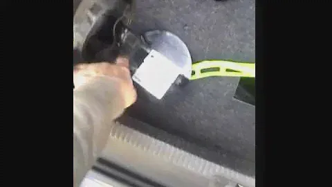 vw B6 как открыть лючек бензобака