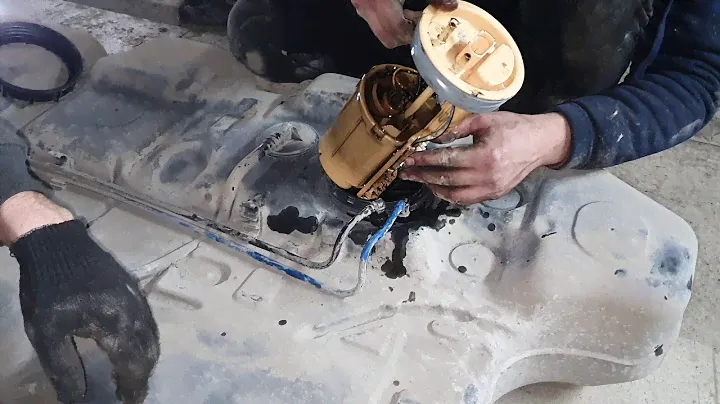 Топливный бак  ФОЛЬЦВАГЕН Т5, пытаемся добраться до топлевного насоса
