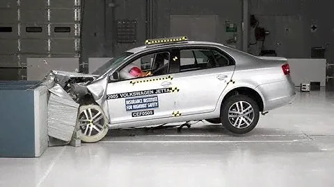 2005 Volkswagen Jetta sedan moderate overlap IIHS crash test