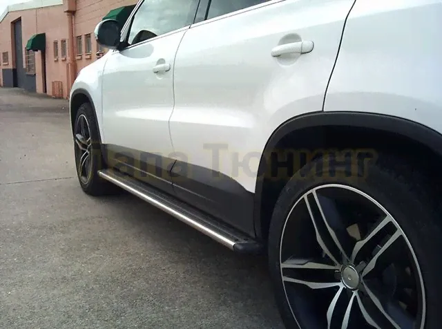 Volkswagen Tiguan (08–/11–) Пороги OEM