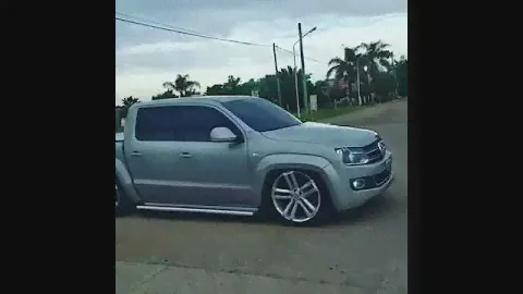 Volkswagen Amarok al piso