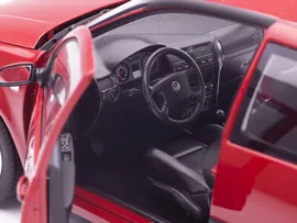 Масштабная модель Volkswagen Golf 2002 красный лучшая цена!