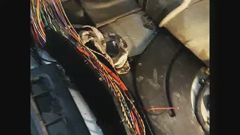 VW Touareg сгнили провода в ногах водителя.