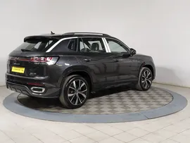 Volkswagen Tayron 2023 2 л. 4WD робот