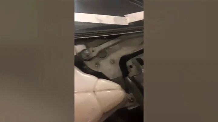 VW Phaeton. Установка пластины которая вставяется в нижнюю часть лобового стекла.