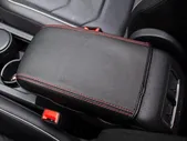 Volkswagen Tiguan (17–) Накидка на крышку подлокотника, кожзам. Цвет шва черный.
