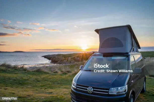 Vw Камперван На Пляже — стоковые фотографии и другие картинки Дом на колёсах - Дом на колёсах, Volkswagen, Жизнь в фургоне-0