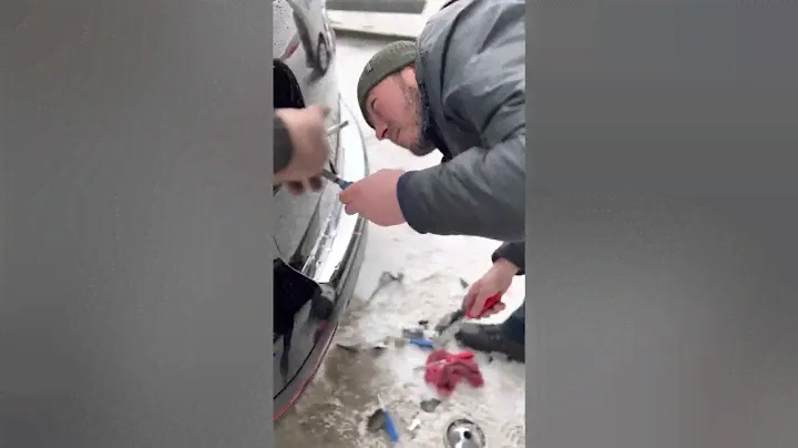 Вскрыть Фольксваген туарег! Если ключи потерялись либо если в машине они остались !