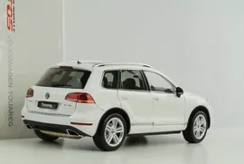 Масштабная модель Volkswagen Touareg II 2012 белый лучшая цена!