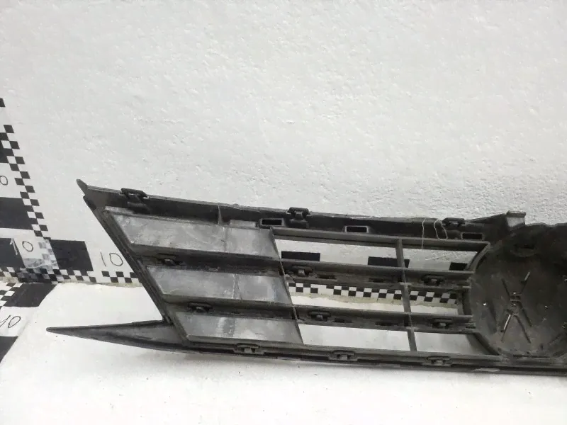 Решетка радиатора Volkswagen Jetta 6 Restail-0